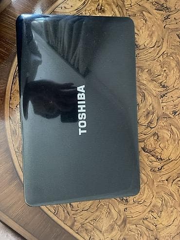 Toshiba noutbuk - Marka: Toshiba - Korpus: parlaq qara, incə şaquli