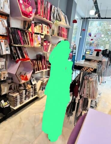 işlənmiş mebeller: Qadın geyim mağaza vitrini satılır. Çox zövqlü mebeldir. 3500 ə alınıb — 10