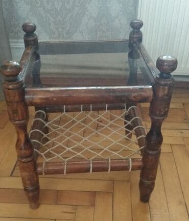 Jurnal masası, İşlənmiş, Açılmayan, Şüşə, Kvadrat masa