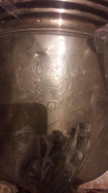 qarmon qabları: Antik metal qab – üzərində orijinal istehsalçı nişanı və oyma ornament — 2