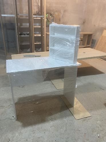 Mebel: Künc masa, Stulsuz, Polkalı, Siyirməsiz, MDF — 2