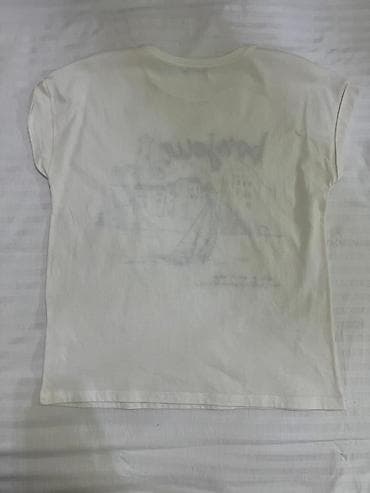 b class makasin: Qadın T‑şörtü – Benetton - Rəng: krem/ağ - Ön hissə: dənizkənarı — 2