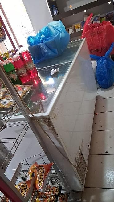 Mağaza avadanlıqları satılır – komplekt: - Şüşə sürgülü qapaqlı