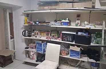 Metal mağaza rəfi satılır – çoxsəviyyəli, modul tipli vitrin sistemi