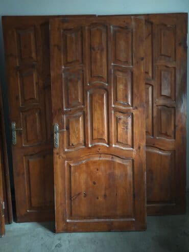 meyvə tərəvəz dükanı: Qəhvəyi rəngli taxta teksturalı interyer qapısı. Qapının üzərində — 3