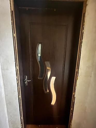 otag qaplari: Daxili qapı – tünd qəhvəyi rəng, dekorativ şüşə panellərlə - — 1