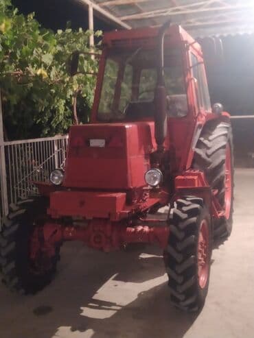 ot çəkən aparat: Qırmızı rəngli təkərli traktor - Güclü dizel mühərriki, önə — 4