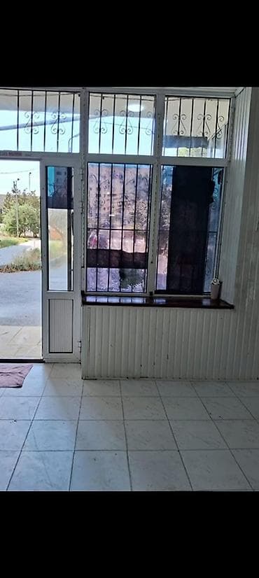 insaatcilarda ucuz kiraye evler: İcarəyə verilir – 30 m² obyekt - Ümumi plan: vitrin pəncərəli ön — 3