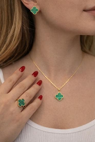 Zümrüdü-yaşıl dördyarpaq yonca dizaynlı zərgərlik dəsti - Tərkib