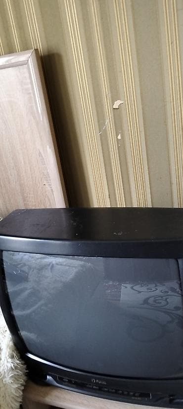 ekran: Funai kineskop televizoru - Ekran: təxminən 21" CRT (kineskop), əyri — 1