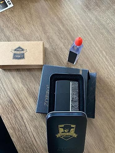 Zorro benzinli metal alışqan – klassik “flip-top” qapaqlı model. Mat