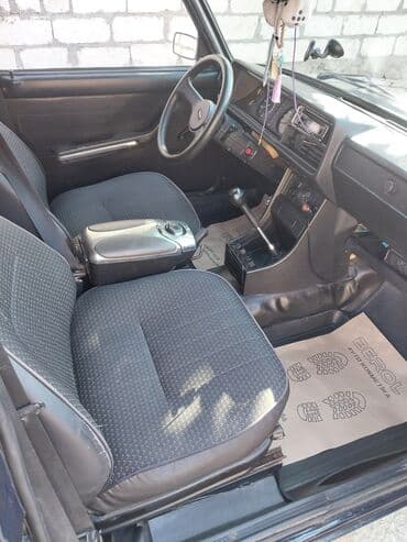 dörd göz maşın: Model: Lada (VAZ) 2107 Kuzov: sedan, tünd mavi rəng Dövlət nömrə — 8