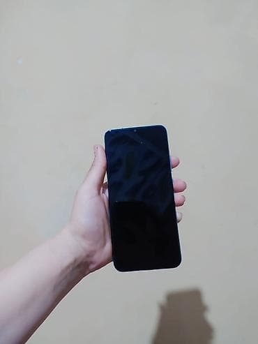 galaxy not 10: Mavi rəngli smartfon - Tam ekranlı ön panel, mərkəzdə kamera üçün — 1