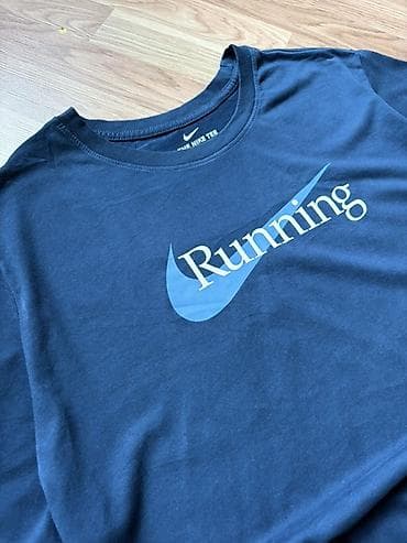 nike papaqlar: Nike The Nike Tee — Running temalı köynək - Model: “The Nike Tee” - — 2