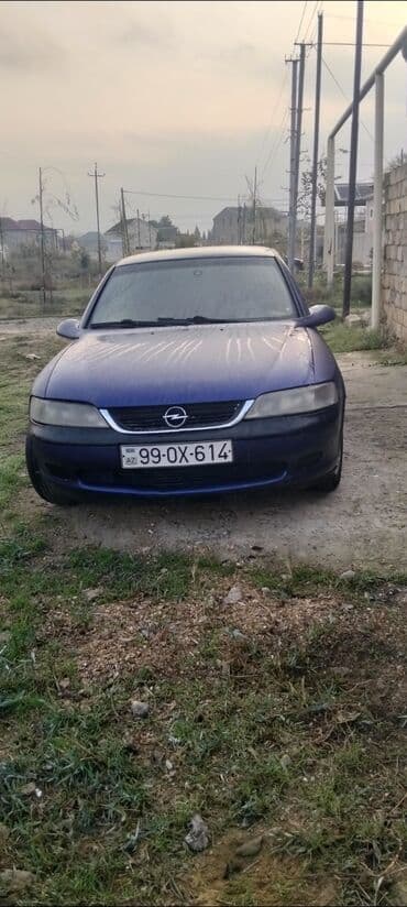 volkswagen tiguan 1 4: Opel sedan – tünd mavi rəngdə, 4 qapılı. Xarici: - Tünd mavi kuzov — 4