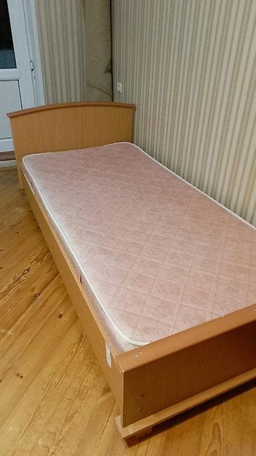 Çarpayılar: İki ədəd tək nəfərlik çarpayı dəsti - Ölçü: təxmini 90x200 sm (hər — 2