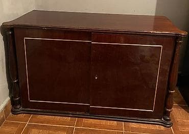 Qədimi üslubda taxta bufet/şkaf - Material: bərk ağac, tünd qəhvəyi