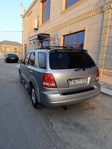 Kia: Kia Sorento, gümüşü rəng, 5 qapılı SUV. Xüsusiyyətlər:unvan bine — 4