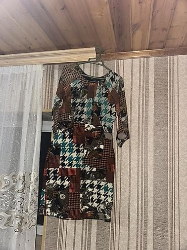 buta ev geyimləri: 5Azn Razmer 40 Qadın paltarı – mozaik naxışlı, yarımboğaza yaxın — 1