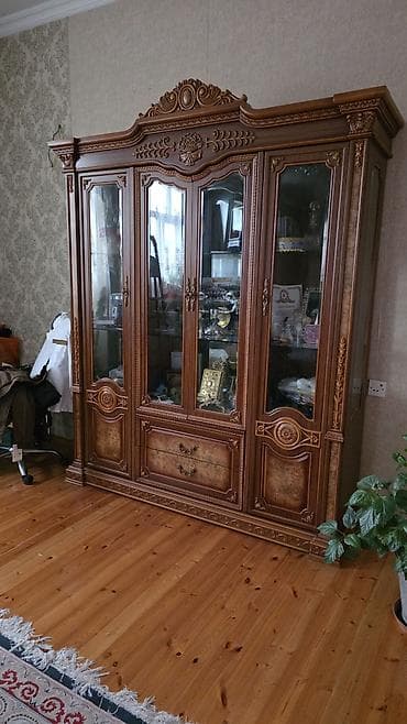 kunc qorka: Klassik üslubda iri vitrin/dolab - Material: təbii ağac görünüşlü — 1