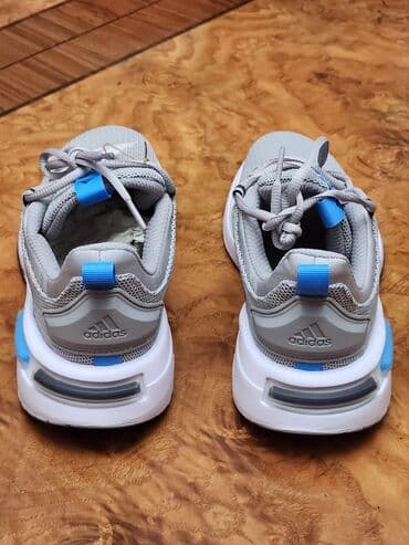 kişilər üçün qaçış krossovkaları: Adidas kişi qaçış/idman krossovkaları - Rəng: boz üst hissə, qara üç — 3