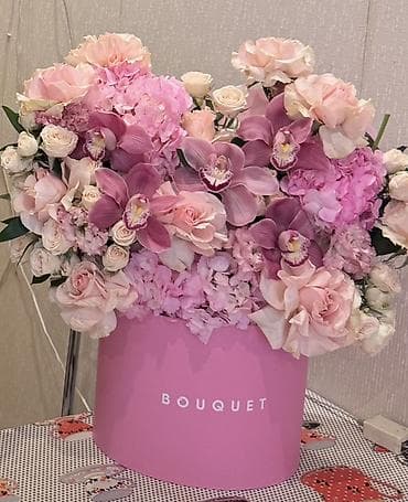 - Məhsul: Hədiyyəlik qutu-buket - Tərkib: Çəhrayı və krem tonlarında