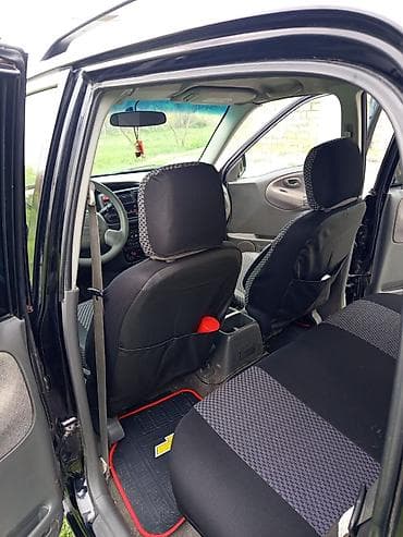 nissan sunny 2005: === PART 1: TEXTUAL DESCRIPTION === Qara rəngdə Chevrolet Tracker SUV — 6