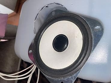 playstation 4 oyunlar: 4 düymlük (təxminən 10 sm) kvadrat montajlı dinamik və ayrıca kiçik — 2