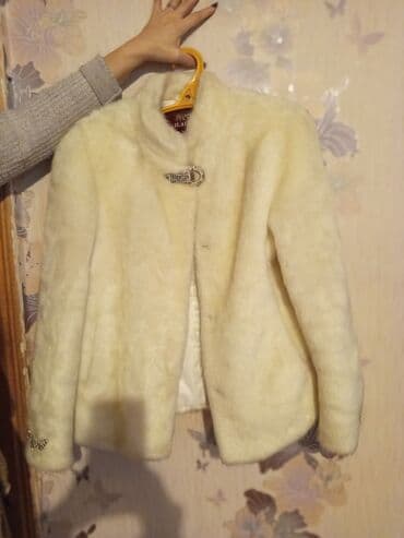 qara sade donlar: Ağ rəngli xəz üslublu qısa pencək/şuba. - Yumşaq, tüklü tekstura, isti — 2