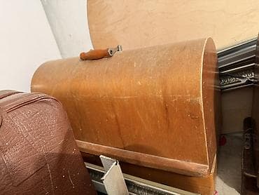 qedmi pullar: Məhsul: Mexaniki tikiş maşını (köhnə model) və taxta qapaqlı baza — 2