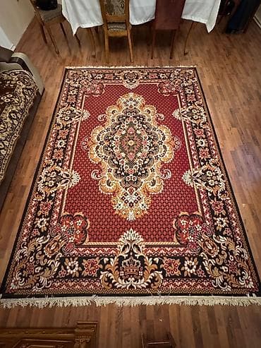 antik xalca: Klassik dizaynlı xalça - Ölçü: təxminən 2,5 m x 3,5 m (böyük otaqlar — 2