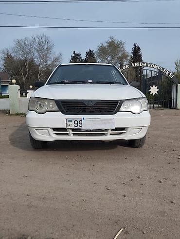 qazel yuk maslnl: Ağ rəngli sedan. Texniki və xarici xüsusiyyətlər: - 4 qapı, 5 yerlik — 3