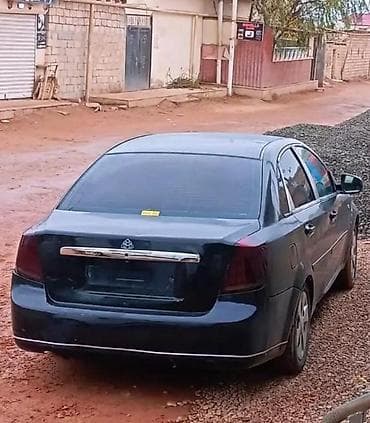 turbo az honda: Qara rəngli, dördqapılı sedan avtomobili. Avtomobilin ön hissəsində — 3