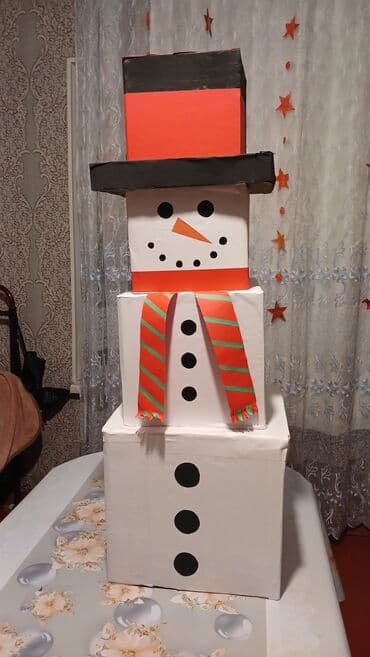 yeni il qutuları: Qardan adam yeni il dekoru kartondan hazırlanıb bu nümunə üçündür — 2