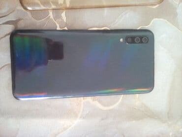 diş: Məhsul: Smartfon Təsvir: - Arxa tərəfdə şaquli düzülüşlü üçlü kamera — 1