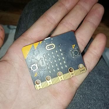 online komputer isi: BBC micro:bit V2 + genişlənmə lövhəsi tam işləkdir — 3