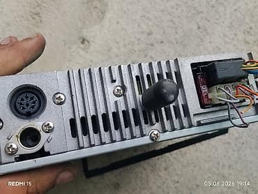 met: Avtomobil üçün panel maqnitolası / audio başlıq cihazı. Ön hissədə CD — 3