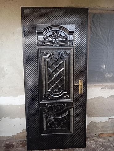 Dəmir giriş qapısı - Material: tam metal karkaslı, ön tərəfi relyefli