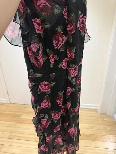 vecerni don: Qara fonda gül naxışlı ziyafət paltarı - Model: Qara rəng üzərində — 1