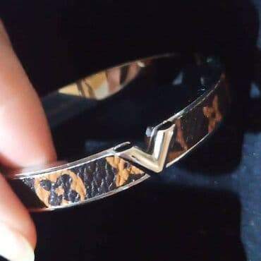 qizil qolbaqlar instagram: Kelepçe qolbaq .Louis Vouitton — 1