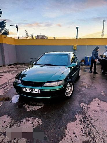 samara maşın: Opel Vectra sedan – yaşıl rəng, 4 qapı, AZ nömrə nişanı. Şəhərdaxili — 8