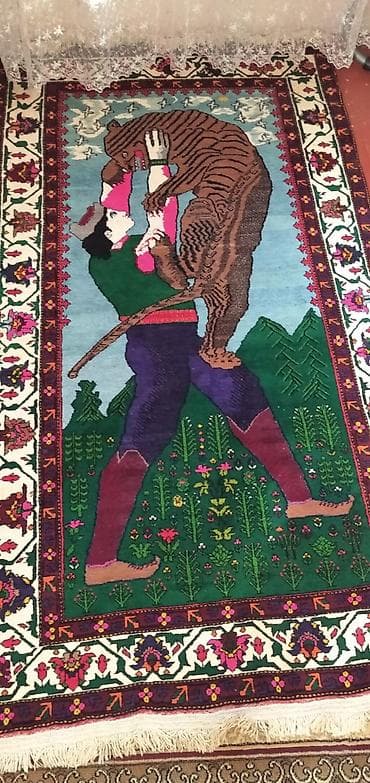 yastık: Əl toxuması qədim dekorativ xalça: - Motiv: Mifrəli gəncin ayı ilə — 1