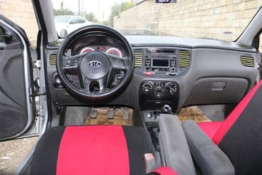 15 disklər: Kia Rio hatchback – gümüşü rəngdə, 5 qapılı şəhər avtomobili. Xarici — 11
