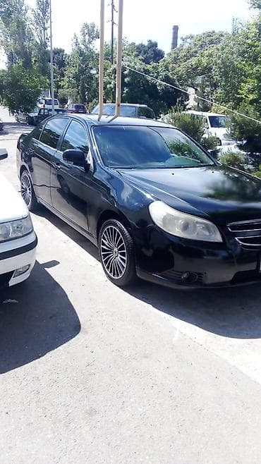 on suse: Qara rəngli sedan avtomobil - Geniş və rahat 4 qapılı kuzov - Qara — 1