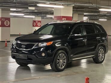 kreditle maşin: Qara rəngdə olan Kia Sorento avtomobilinin salonu. Sükan dəri örtüyə — 7