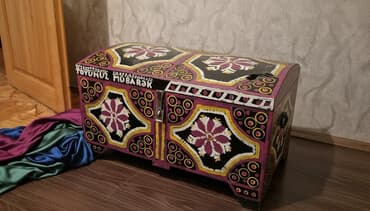 Əl işı ilə bəzədilmiş taxta sandıq - Material: taxta gövdə, qabarıq