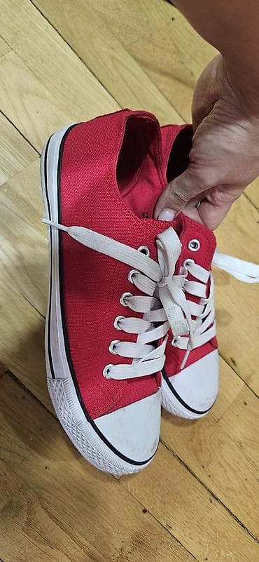 Basanoşka və səndəllər: Qırmızı kanvas krossovkalar Cox az geyinilib. - Model: Aşağı boğaz — 2