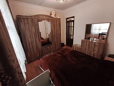 razın: Satilir:4 otaqlı mənzil heyet evi.Oz şexsi evimdir.3 yataq otagi,1 — 4