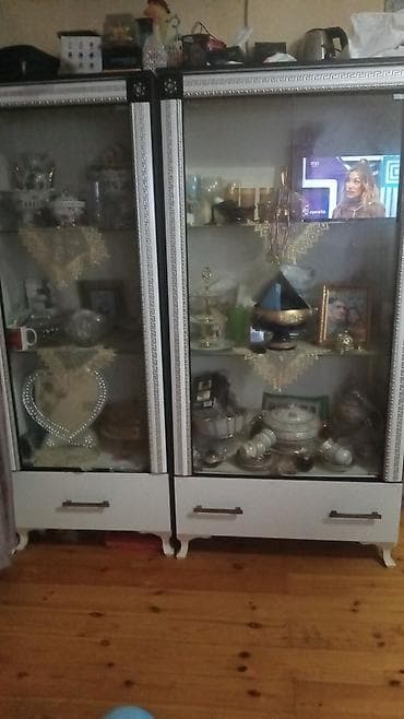 kanfet vitrini: İki qapılı vitrin şkafı - Dizayn: Klassik üslubda, ağ korpus və gümüş — 2