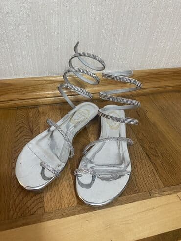 Basanoşka və səndəllər: 1 dəfə geyinilib. René Caovilla gümüşü rəngli zəncirli/svarovski — 1